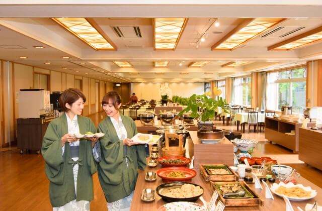 日本庭園に面したオープンキッチンのあるレストランにて朝食バイキングと大浴場にて朝風呂をお楽しみ下さい！